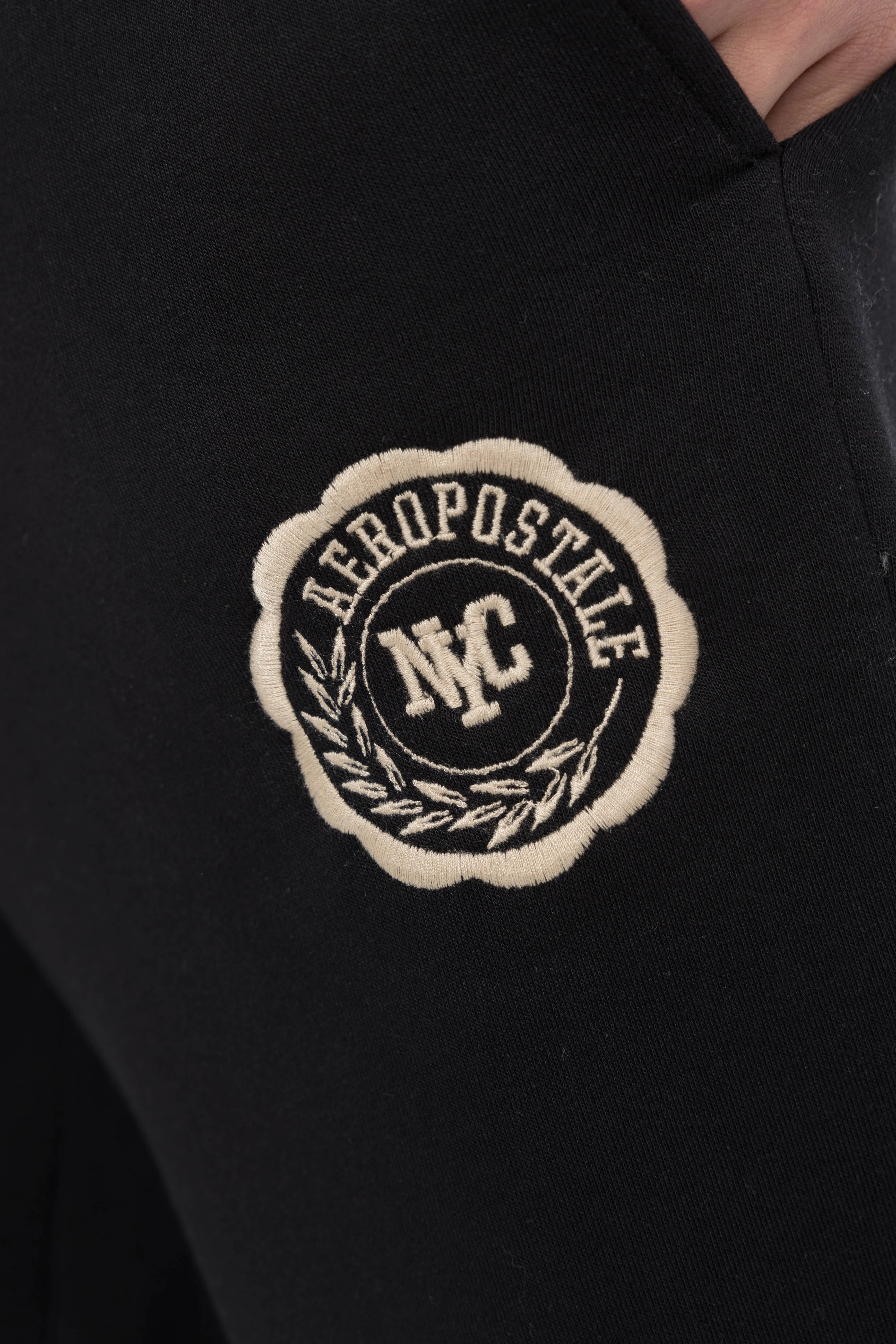 AEROPOSTALE NY SHIELD JOGGER SWEATPANTS-BLACK