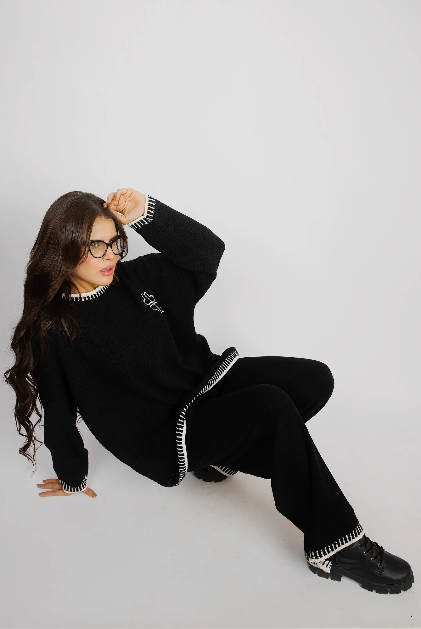 Cozy Knitwear Set With Intricate Edge Design - Black