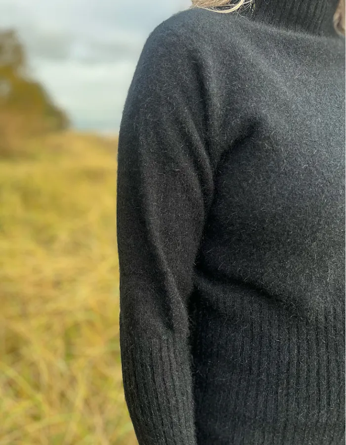 Noble Wilde Rib Turtle Neck in Black