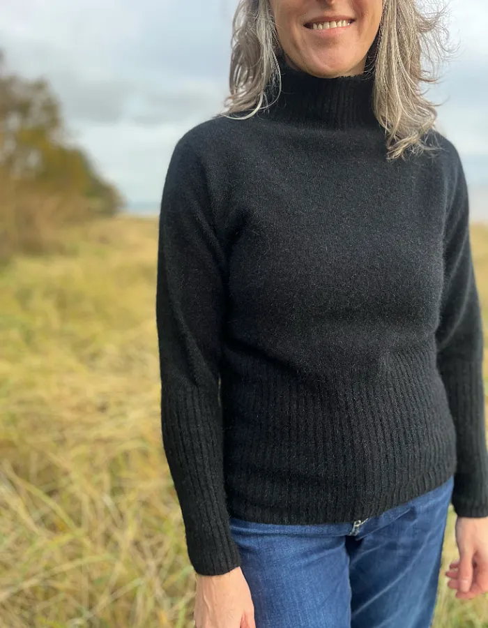Noble Wilde Rib Turtle Neck in Black